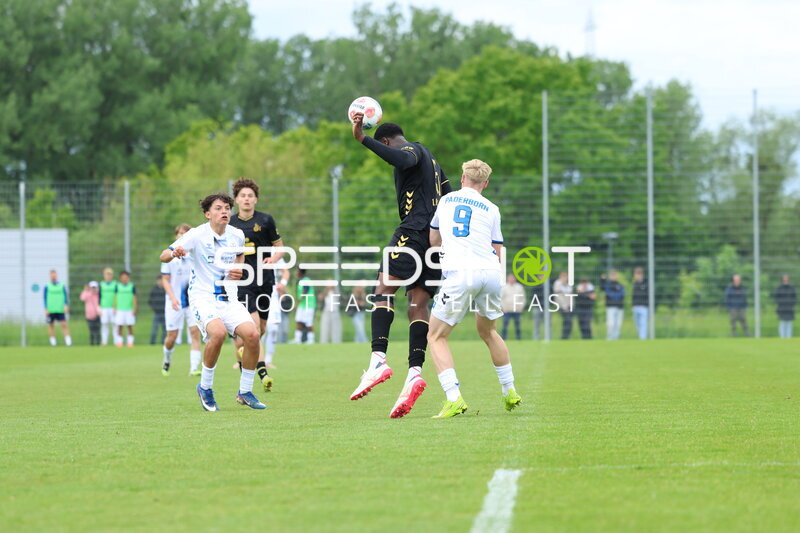 Kopfball-Duell in Aktion