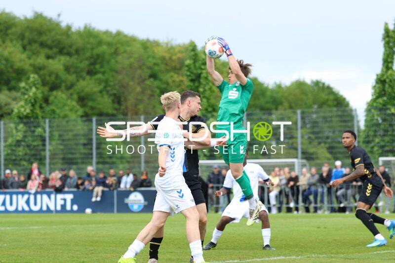 Torwart fängt Ball sicher