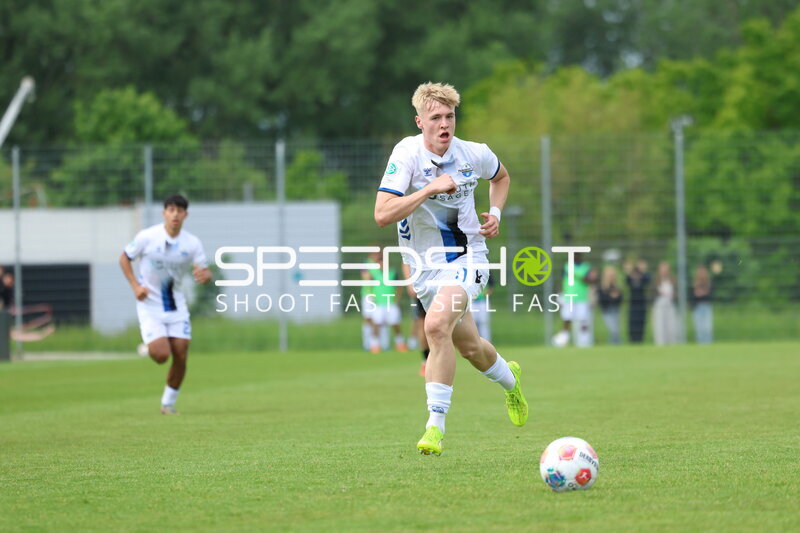 9; SC Paderborn 07 U21 mit Ball am Fuß