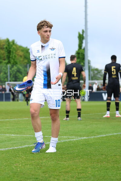 Spieler mit Schuh in der Hand