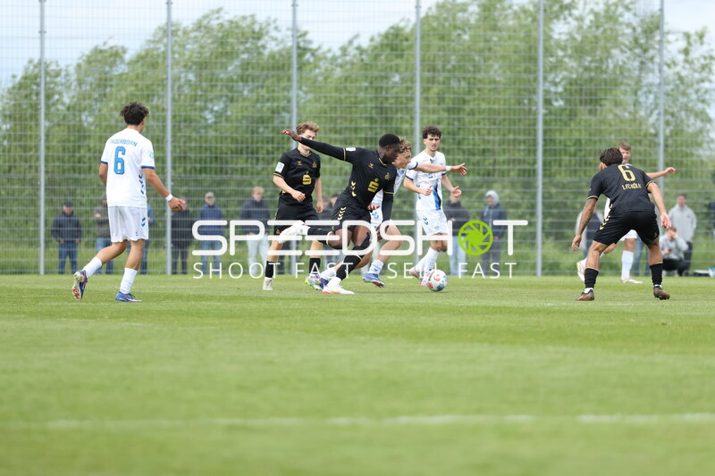 Zweikampf um Ball