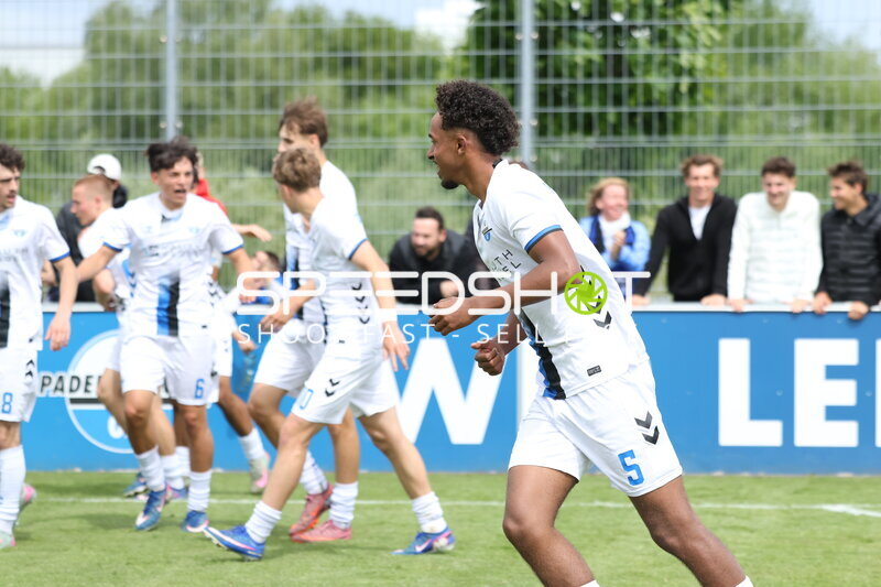 Jubel bei Maximilian Hippe (5; SV Rödinghausen)