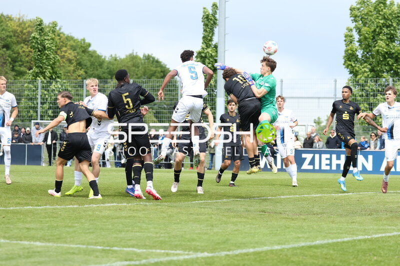 Kopfball-Duell in Paderborn