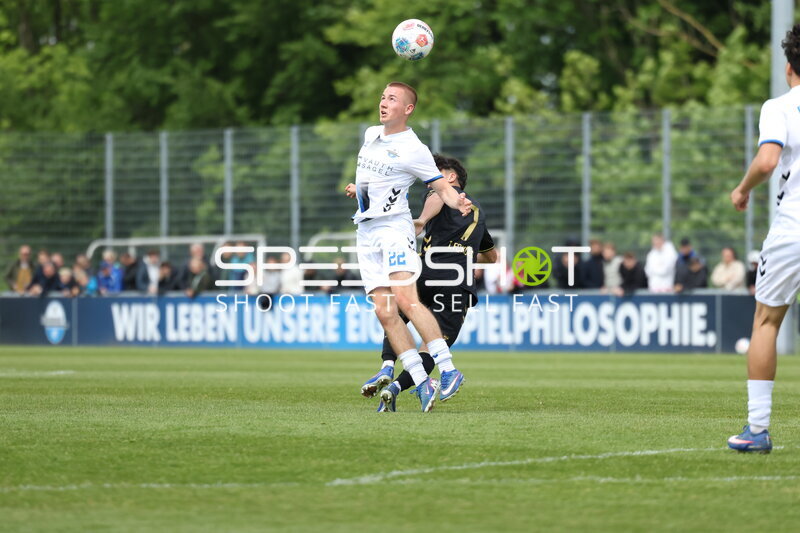 Luftduell um den Ball