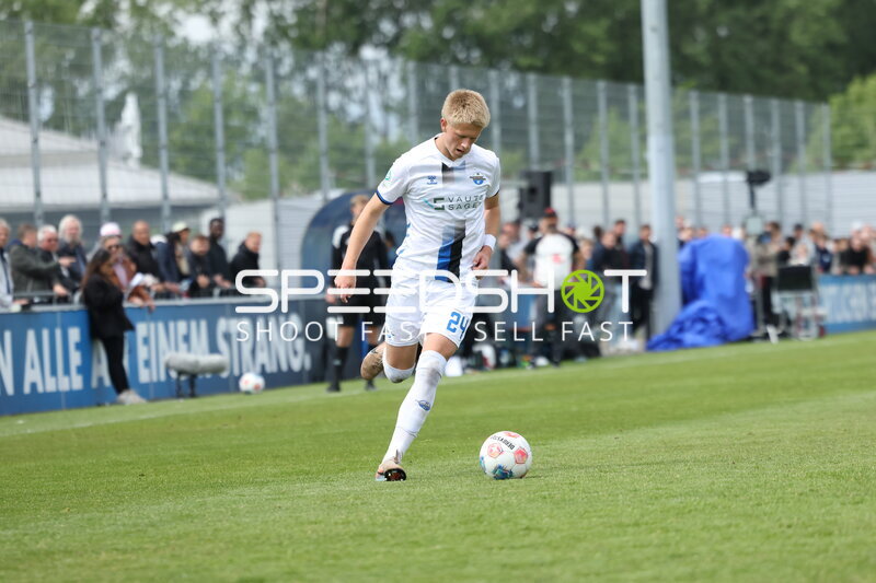Spieler mit Ball am Fuß