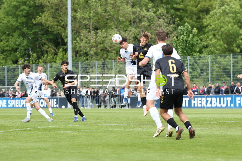 Kopfball-Duell in Aktion