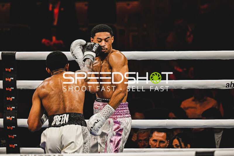 Shae Green kämpft bei der Night of the Heavyweights gegen Oluwole Ciosek