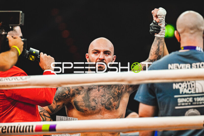 Edmon Avagyan triumphiert nach Kampf in der SAP Arena Mannheim