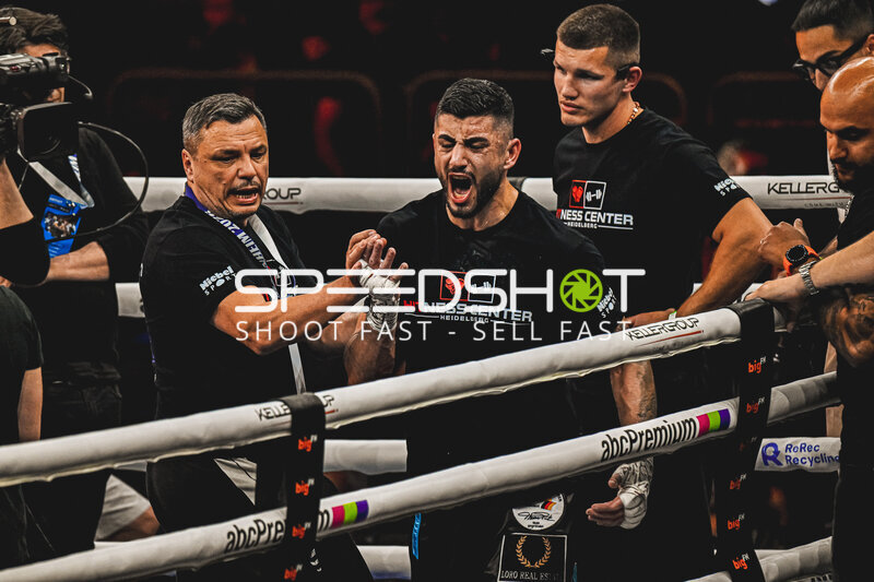 Alexander Okafor kämpft bei der Night of the Heavyweights gegen Elija Uelkuseven (Ringside Zone)