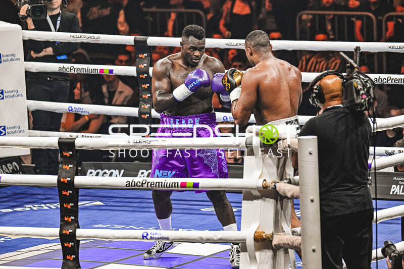 Nelvie Tiafack kämpft bei der Night of the Heavyweights gegen Mateus Munhoz Ringside, 15.05.2026, SAP Arena