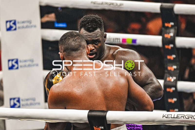 Nelvie Tiafack kämpft bei der Night of the Heavyweights gegen Mateus Munhoz Ringside, 15.05.2026, Mannheim, SAP Arena