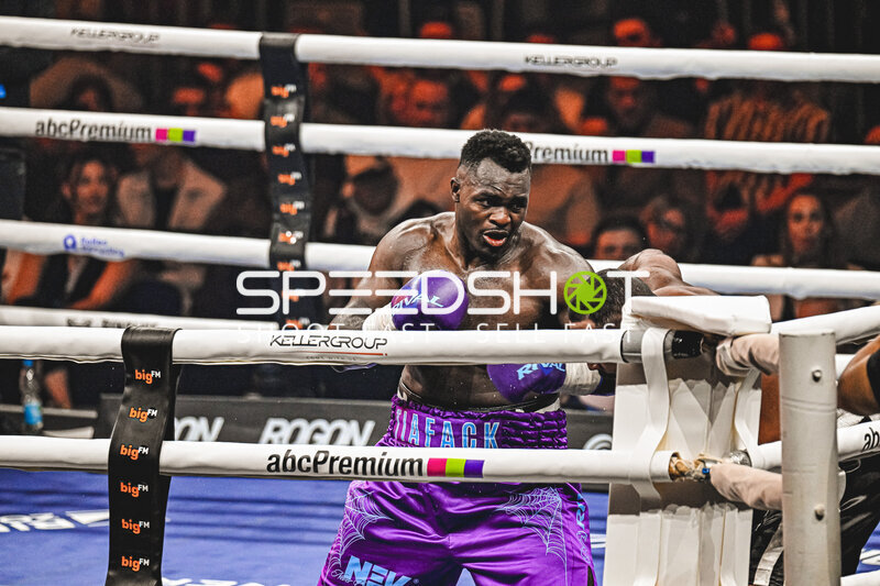 Nelvie Tiafack kämpft bei der Night of the Heavyweights gegen Mateus Munhoz Ringside, 15.05.2026, Mannheim, SAP Arena