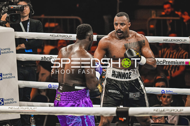 Nelvie Tiafack kämpft bei der Night of the Heavyweights gegen Mateus Munhoz Ringside, 15.05.2026, SAP Arena