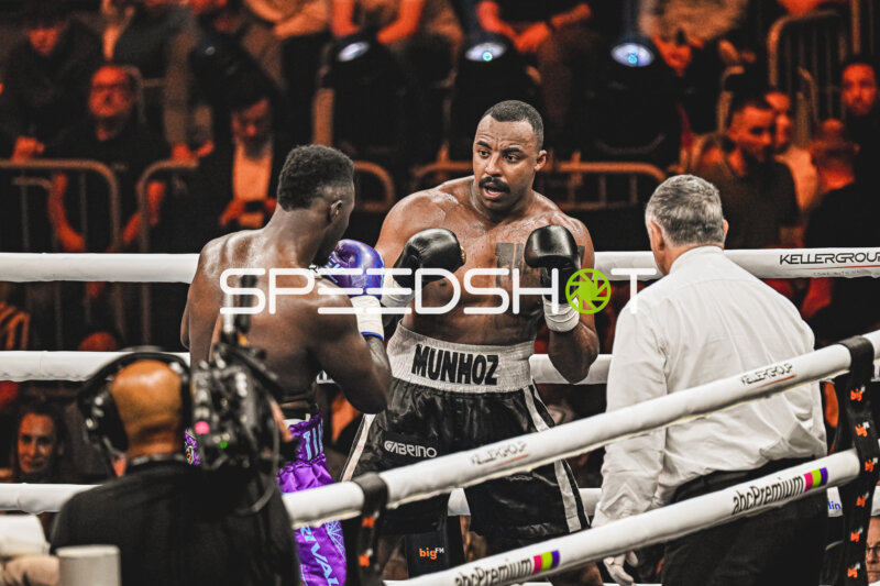 Nelvie Tiafack kämpft bei der Night of the Heavyweights gegen Mateus Munhoz Ringside, 15.05.2026, SAP Arena