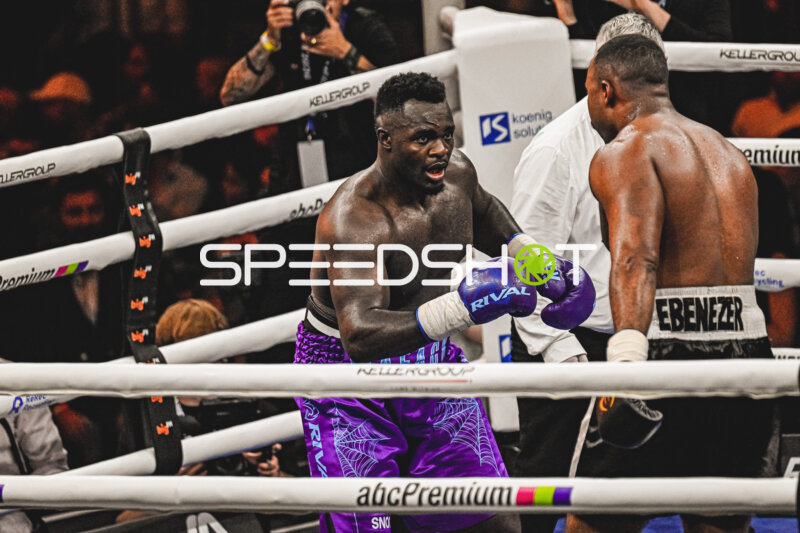 Nelvie Tiafack kämpft bei der Night of the Heavyweights gegen Mateus Munhoz Ringside, 15.05.2026, SAP Arena