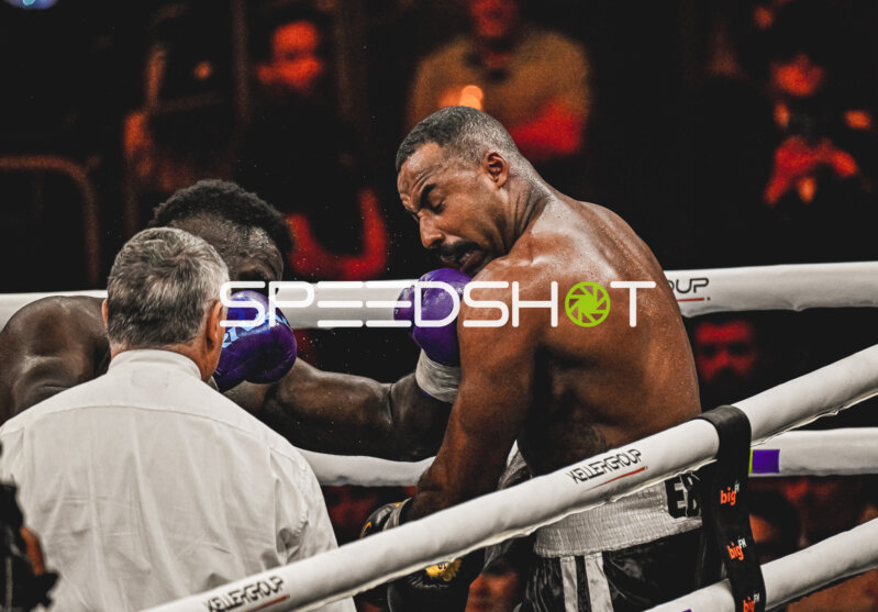 Nelvie Tiafack kämpft bei der Night of the Heavyweights gegen Mateus Munhoz Ringside, 15.05.2026, SAP Arena