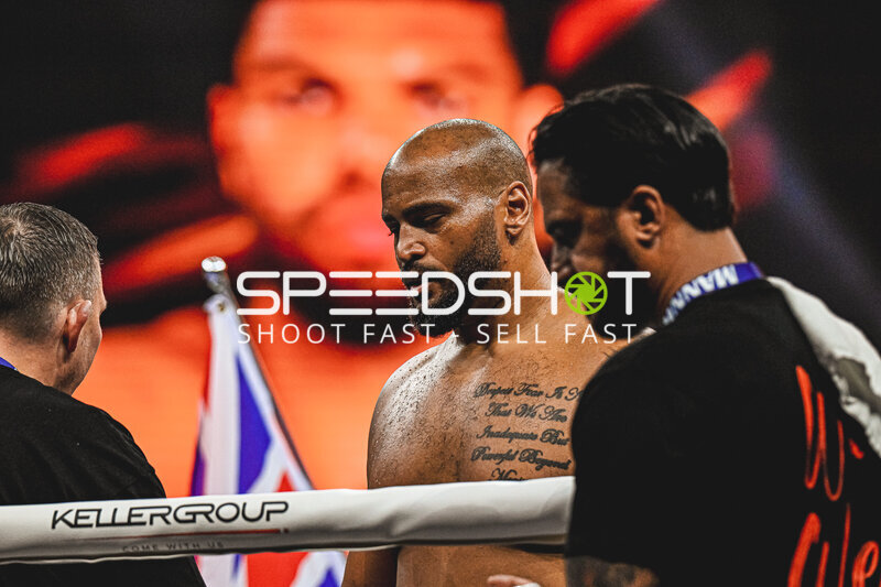 Nick Webb (#?, Ringside Zone) konzentriert sich vor dem Kampf in der SAP Arena Mannheim