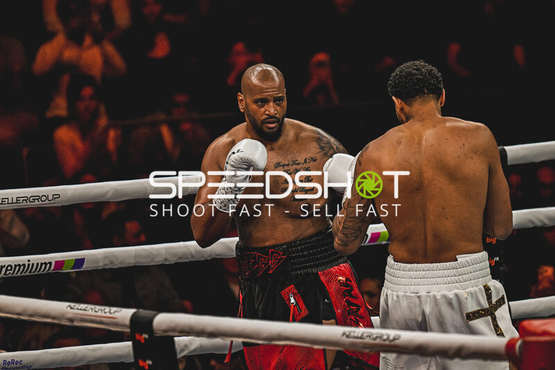 Nick Webb im Schlagabtausch beim Ringside Night of the Heavyweights in Mannheim