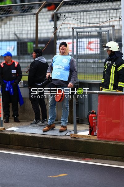 Teamarbeit in der Boxengasse