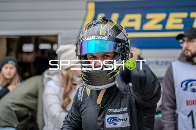 Rennfahrer im Fahrerlager bei den 24h Nürburgring