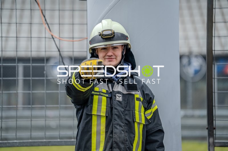 Feuerwehrmann grüßt freundlich zur Kamera
