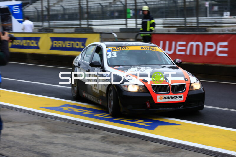 BMW 3er mit Startnummer 33 auf der Nordschleife