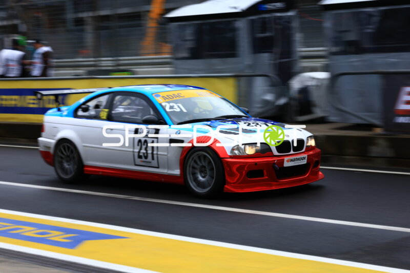BMW M3 mit Startnummer 231 in der Boxengasse