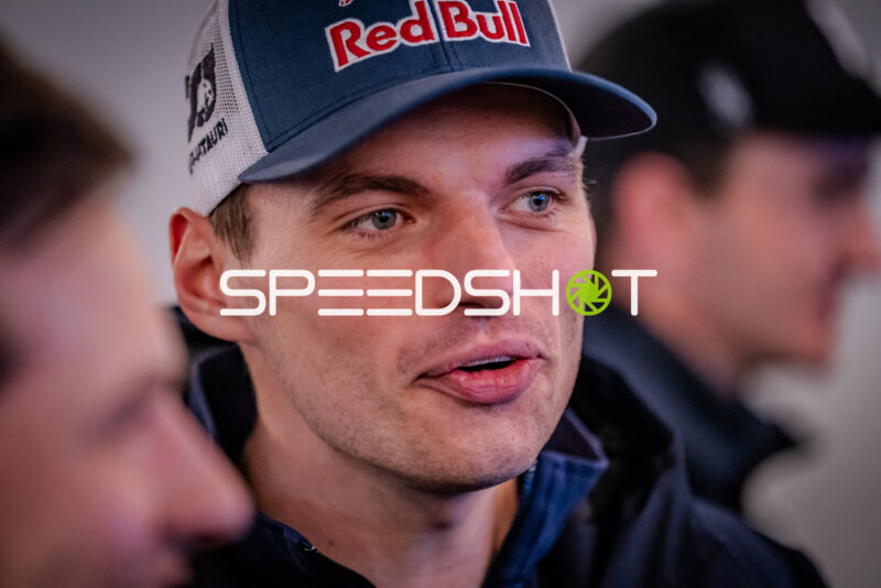 Rennfahrer im Red Bull Racing-Team-Outfit