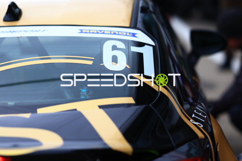 GT3-Rennwagen mit Startnummer 61