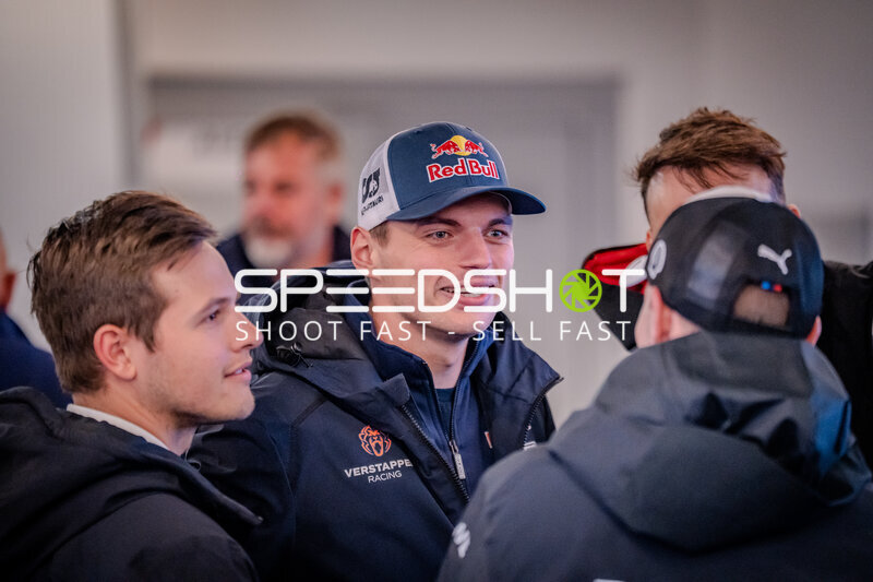 Max Verstappen im Fahrerlager beim 24h Nürburgring 2026