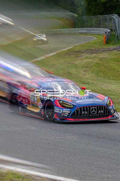 Mercedes-AMG #3 des Verstappen Racing Teams in voller Fahrt auf der Nordschleife
