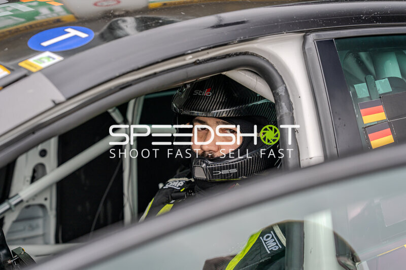 Fahrer mit Stilo-Helm im Cockpit beim 24h Nürburgring 2026