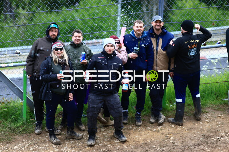 Fans feiern mit Seifenblasen an der Nordschleife