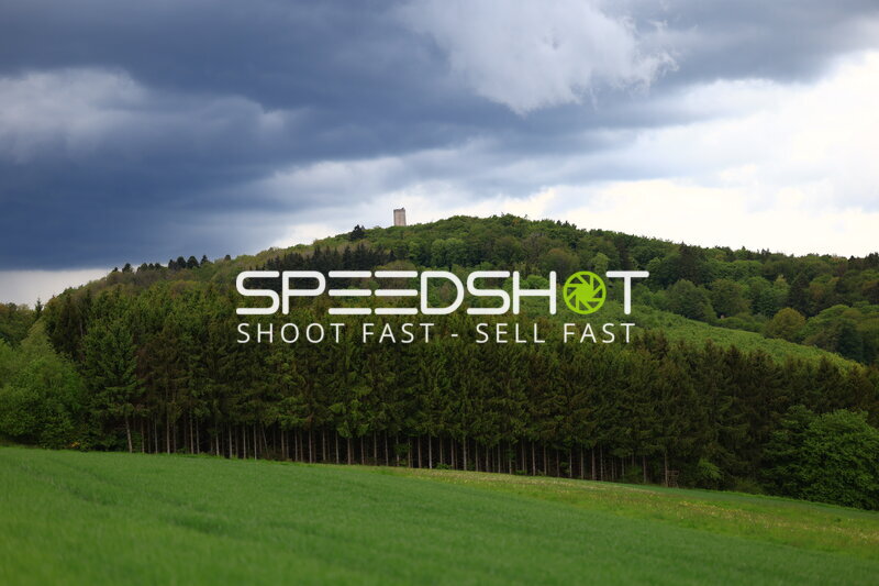 Dramatische Eifel-Landschaft mit Turm auf bewaldeter Anhöhe