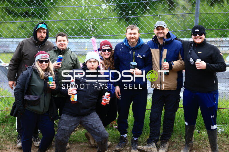 Fröhliche Fans feiern am Streckenrand beim 24h Nürburgring