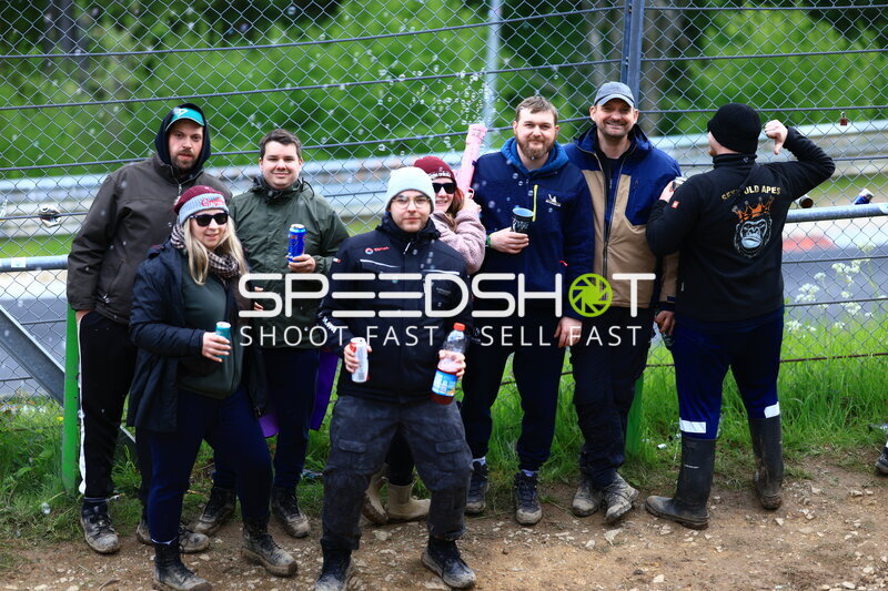 Fans feiern ausgelassen an der Strecke beim 24h Nürburgring