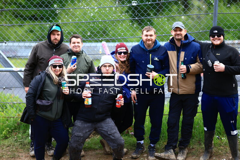 Fans feiern ausgelassen am Streckenrand beim 24h Nürburgring