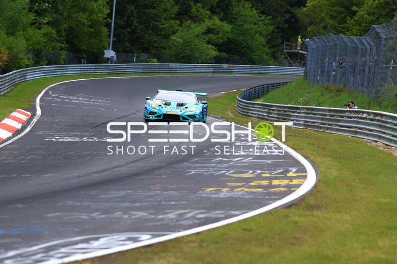 Türkisfarbener Lamborghini Huracán GT3 in der Nordschleife-Kurve