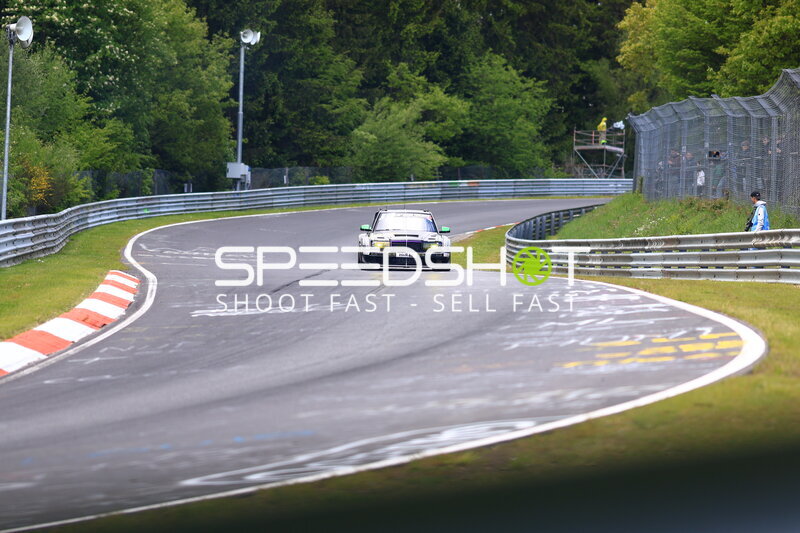 Klassisches Rennfahrzeug auf der Nordschleife am Nürburgring