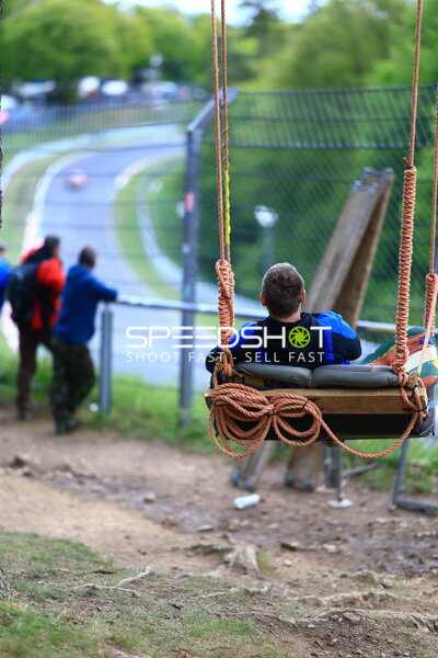 Streckenposten mit Sicherungsseilen an der Nordschleife