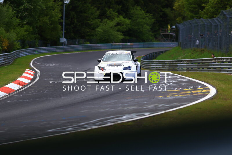 Weißer Renntourenwagen auf der Nordschleife am Nürburgring