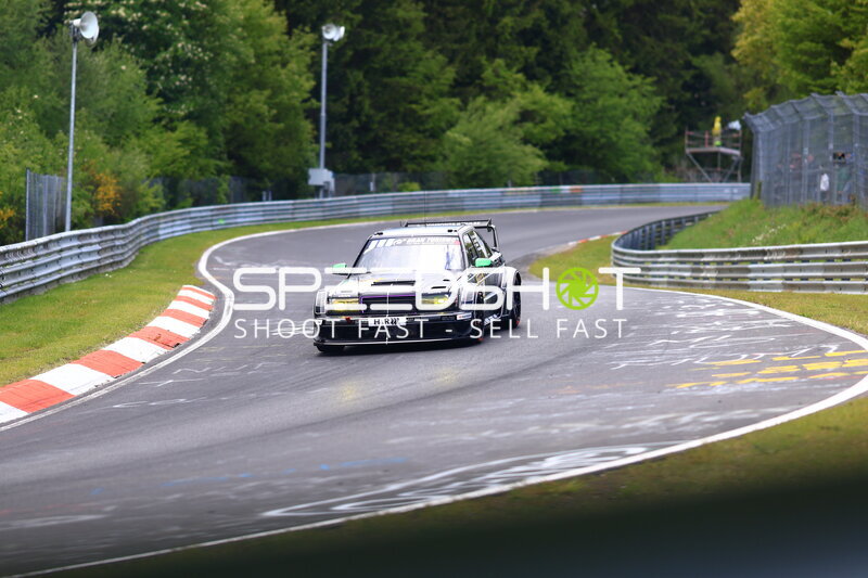Schwarzer Mercedes-Rennwagen auf der Nordschleife am Nürburgring
