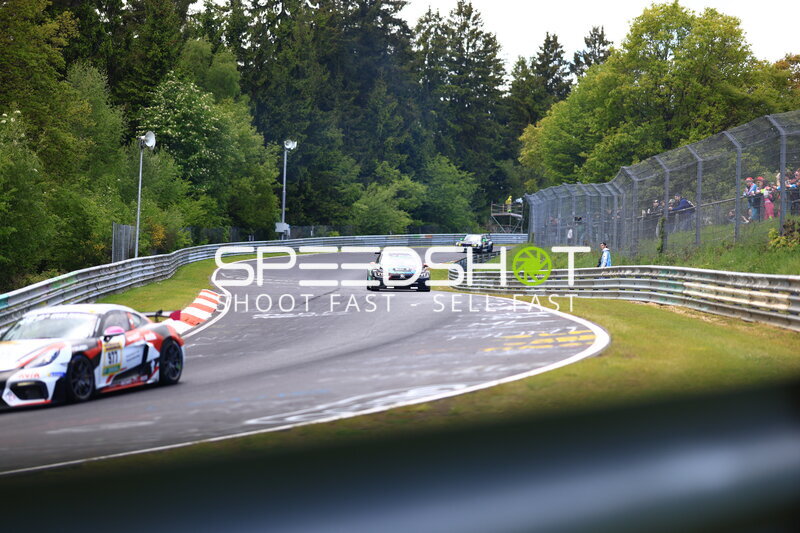 Mehrere Fahrzeuge in der Nordschleife-Kurve beim 24h Nürburgring