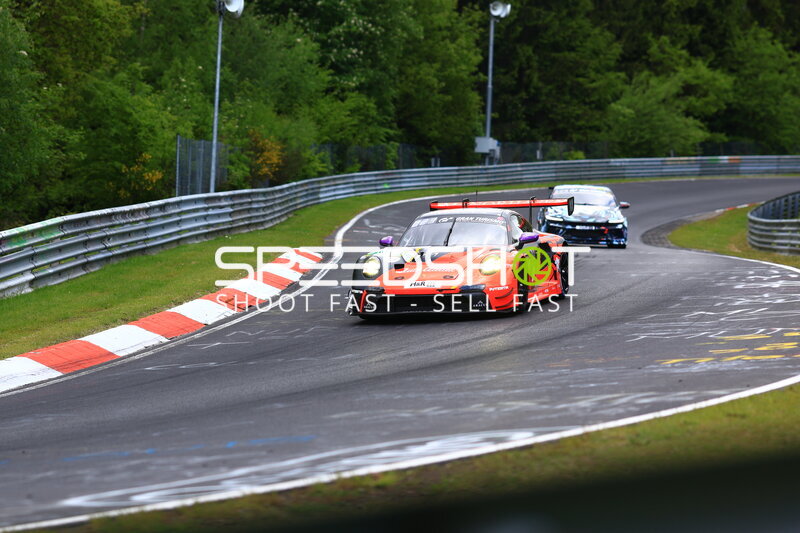 Oranger Porsche 911 GT3 auf der Nordschleife beim 24h Nürburgring