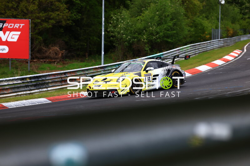 Porsche 911 GT3 #632 von BLACK FALCON Team FANATEC in der Kurve auf der Nordschleife