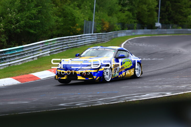 Toyota GR Supra #519 von RAVENOL Japan in der Nordschleife-Kurve