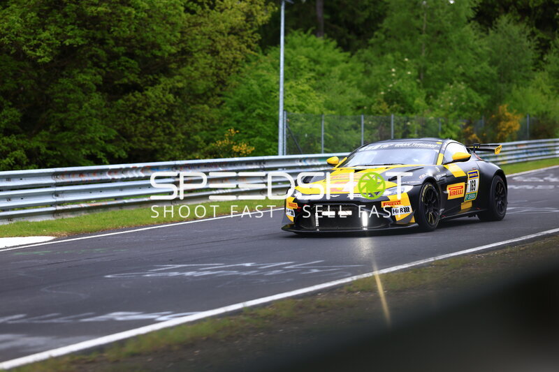 Aston Martin #169 von Doerr Motorsport auf der Nordschleife