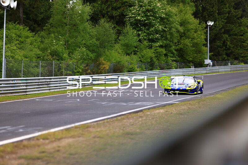 Blau-gelber GT3-Renner auf der Nordschleife des Nürburgrings