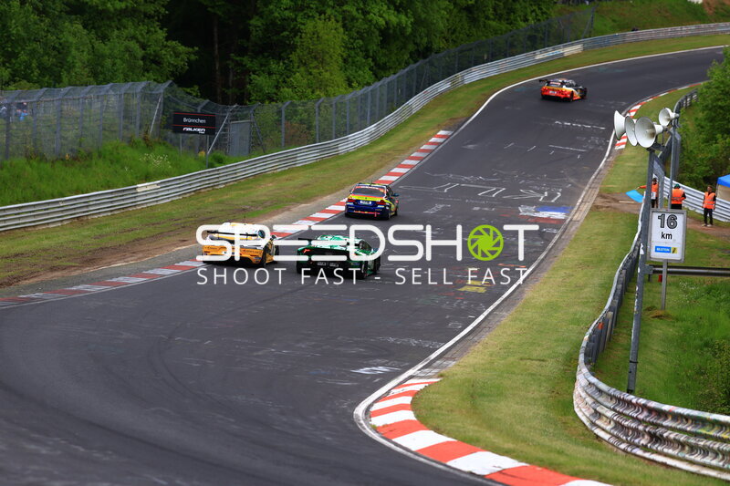 Mehrere Fahrzeuge am Brünnchen auf der Nordschleife – 24h Nürburgring 2026