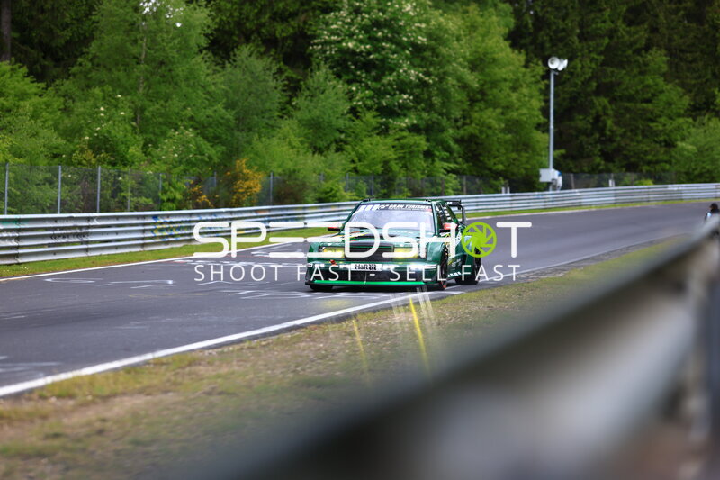 Grüner Rennwagen auf der Nordschleife am Nürburgring